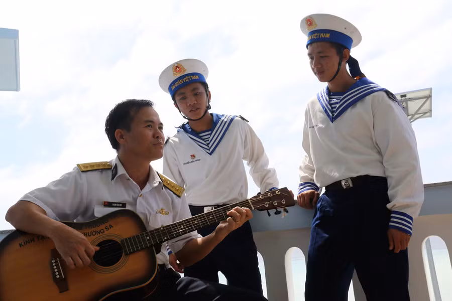  Đàn hát cùng chiến sĩ mới