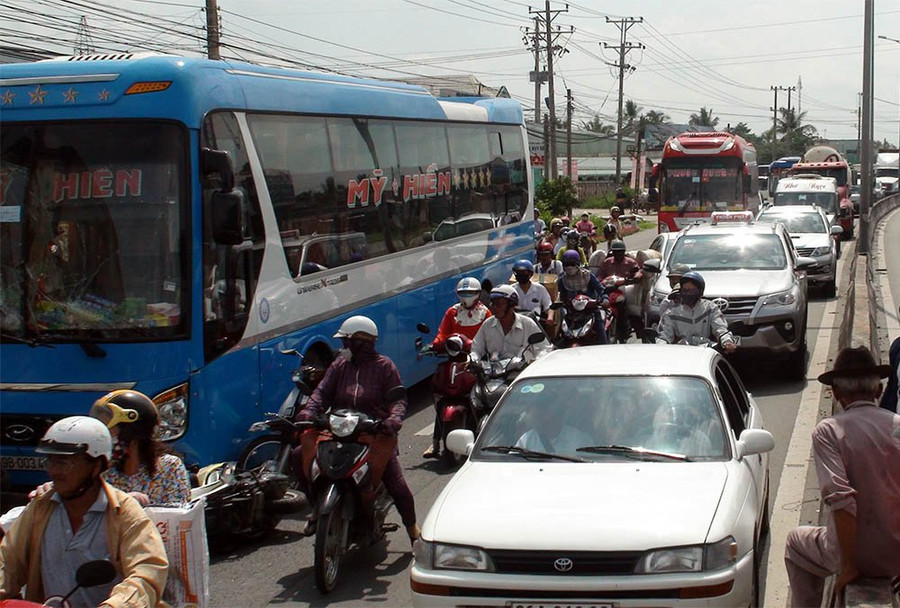  Giao thông qua khu vực bị ùn tắc