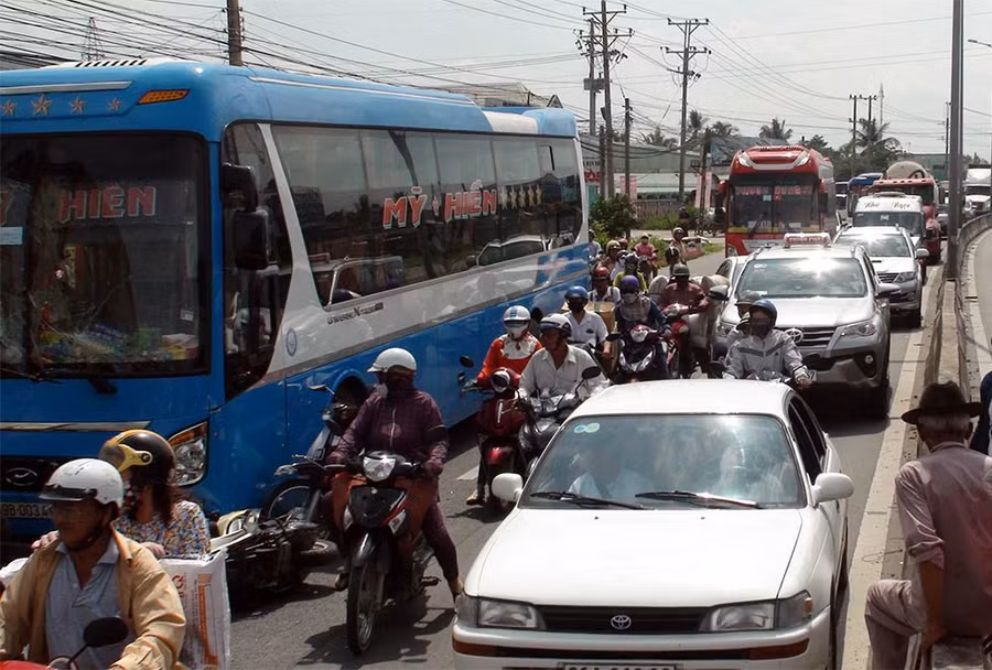  Giao thông qua khu vực bị ùn tắc
