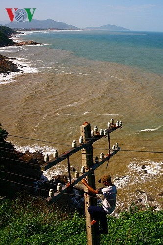  Một công nhân đang sửa chữa đường dây điện – thông tin trên tuyến.