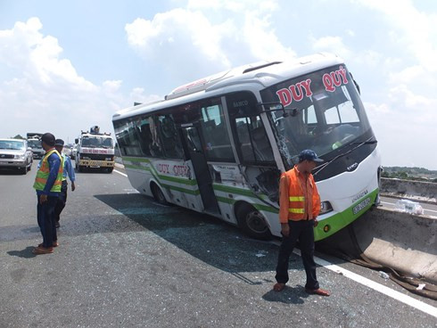 Chiếc xe nằm vắt vẻo trên dải phân cách. Chiếc xe nằm vắt vẻo trên dải phân cách.