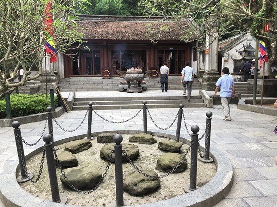  Đền Trung và bộ bàn ghế đá cổ, tương truyền là nơi các Vua Hùng cùng các Lạc hầu, Lạc tướng du ngoạn Nghĩa Lĩnh ngắm cảnh và họp bàn việc nước.