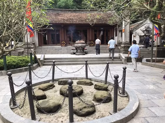  Đền Trung và bộ bàn ghế đá cổ, tương truyền là nơi các Vua Hùng cùng các Lạc hầu, Lạc tướng du ngoạn Nghĩa Lĩnh ngắm cảnh và họp bàn việc nước.