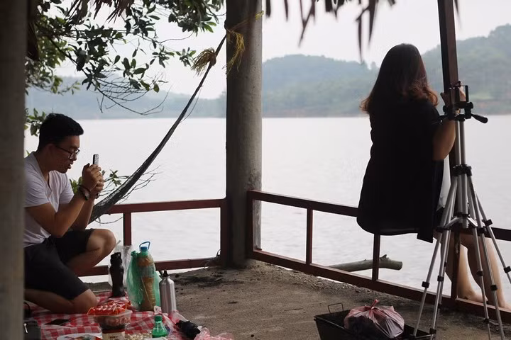  Kiểu cách và kích thước lều trại khá đa dạng để bạn có thể lựa chọn như: lều trại bằng vải, chòi nhỏ ven hồ, nhà cấp 4, nhà mái tranh…