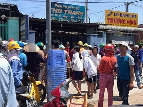 Rất đông người dân đến hiện trường để theo dõi vụ việc. (Ảnh người dân cung cấp) Rất đông người dân đến hiện trường để theo dõi vụ việc. (Ảnh người dân cung cấp)