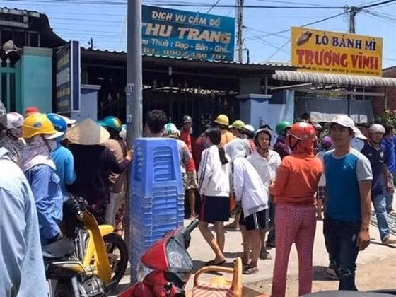 Rất đông người dân đến hiện trường để theo dõi vụ việc. (Ảnh người dân cung cấp)