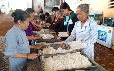 Các thành viên Câu lạc bộ từ thiện Ánh Từ Quang chuẩn bị những suất cơm phát cho bệnh nhân. Ảnh: N.S Các thành viên Câu lạc bộ từ thiện Ánh Từ Quang chuẩn bị những suất cơm cho bệnh nhân. Ảnh: N.S