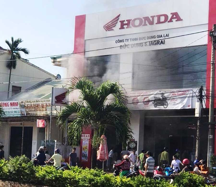 Khói đen bốc ra nghi ngút từ cửa hàng xe máy. Ảnh: V.N