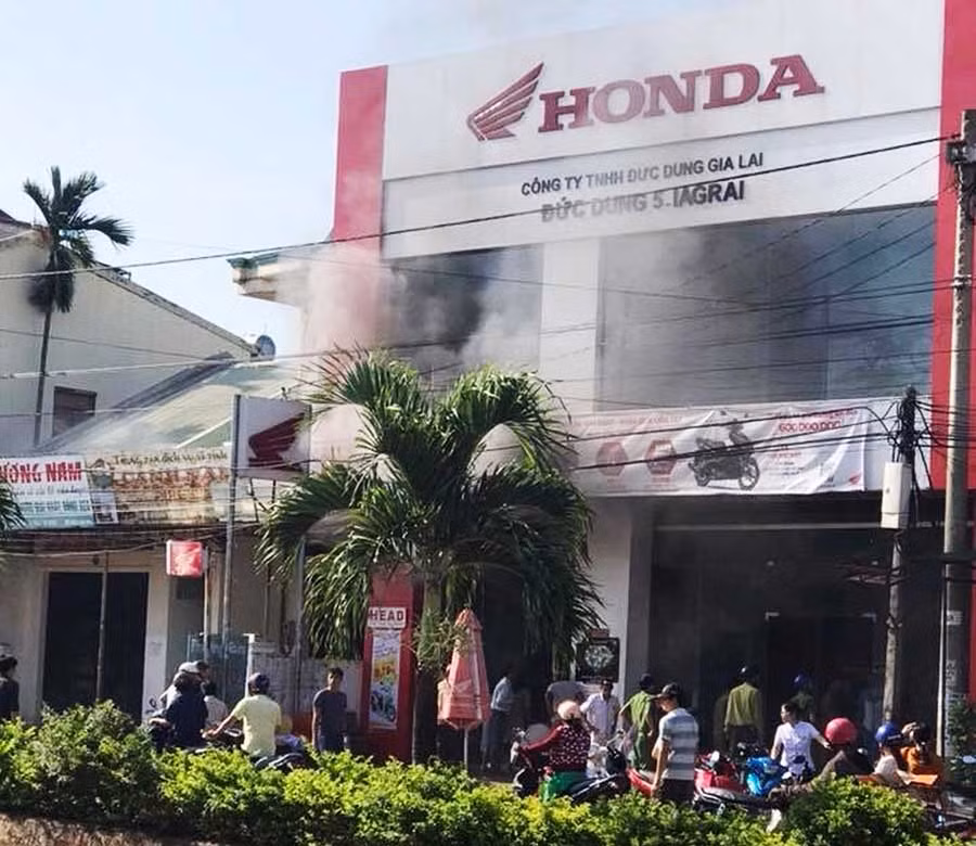 Khói đen bốc ra nghi ngút từ cửa hàng xe máy. Ảnh: V.N