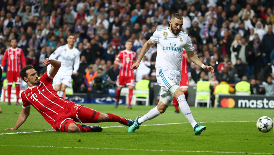 Pha dứt điểm nâng tỉ số lên 2-1 cho R.M của Benzema. Ảnh: REUTERS Pha dứt điểm nâng tỉ số lên 2-1 cho R.M của Benzema. Ảnh: REUTERS