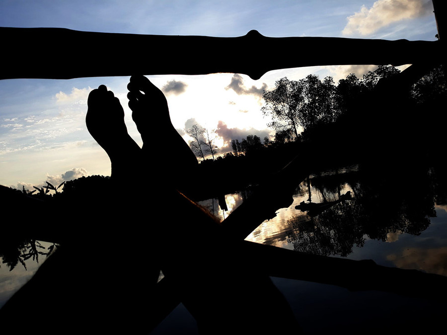 Còn gì tuyệt vời hơn khi tối ngủ ở nhà nổi, 4 bề là nước và sớm mai thức dậy đón bình minh ở Đất Mũi.