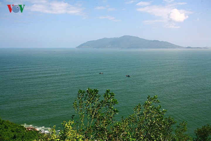 Cung đường sắt Hải Vân là cung đường vượt qua đèo từ Đà Nẵng đến Thừa Thiên - Huế (và ngược lại), qua các ga: Kim Liên, Hải Vân Nam (thuộc Đà Nẵng), Hải Vân (nằm giữa đèo), Hải Vân Bắc, Lăng Cô (thuộc Thừa Thiên - Huế). Trong đó các ga Kim Liên và Lăng Cô nằm hai bên chân đèo; còn các ga Hải Vân Nam, Hải Vân, Hải Vân Bắc thuộc đèo. Cung đường sắt Hải Vân nằm phía đông trục đường bộ (Quốc lộ 1), sát biển.