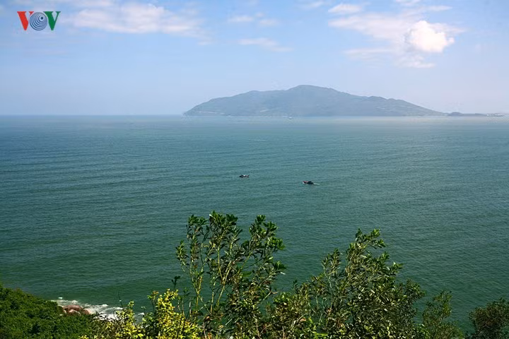 Cung đường sắt Hải Vân là cung đường vượt qua đèo từ Đà Nẵng đến Thừa Thiên - Huế (và ngược lại), qua các ga: Kim Liên, Hải Vân Nam (thuộc Đà Nẵng), Hải Vân (nằm giữa đèo), Hải Vân Bắc, Lăng Cô (thuộc Thừa Thiên - Huế). Trong đó các ga Kim Liên và Lăng Cô nằm hai bên chân đèo; còn các ga Hải Vân Nam, Hải Vân, Hải Vân Bắc thuộc đèo. Cung đường sắt Hải Vân nằm phía đông trục đường bộ (Quốc lộ 1), sát biển.