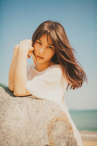 Chất liệu vải phối trộn giữa trong - đục giúp nữ diễn viên “Ống kính sát nhân” khoe đường cong cơ thể quyến rũ. Chất liệu vải phối trộn giữa trong - đục giúp nữ diễn viên “Ống kính sát nhân” khoe đường cong cơ thể quyến rũ.