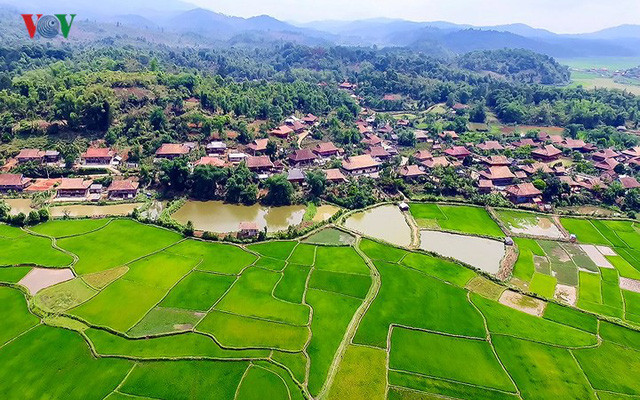  Tuy nhiên các bản làng lân cận đã khoác lên mình diện mạo của nông thôn mới khang trang, trù phú.
