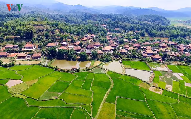  Tuy nhiên các bản làng lân cận đã khoác lên mình diện mạo của nông thôn mới khang trang, trù phú.