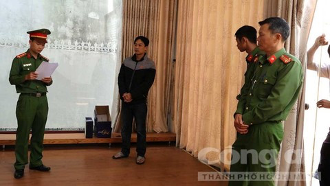 Cơ quan điều tra đọc lệnh bắt Đến. Cơ quan điều tra đọc lệnh bắt Đến.