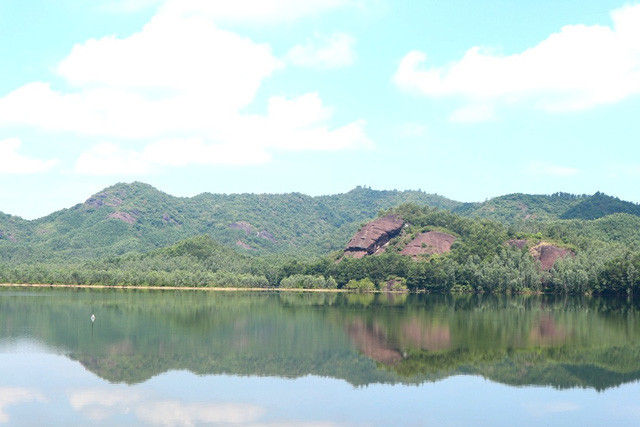 Còn gì tuyệt vời hơn khi có một chốn “trốn nắng”, hòa mình cùng thiên nhiên độc đáo như vậy Còn gì tuyệt vời hơn khi có một chốn “trốn nắng”, hòa mình cùng thiên nhiên độc đáo như vậy