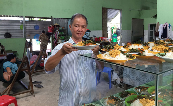 Ông Tài luôn quan tâm phục vụ bà con đến ăn cơm tại bếp ăn từ thiện. Ông Tài luôn quan tâm phục vụ bà con đến ăn cơm tại bếp ăn từ thiện.