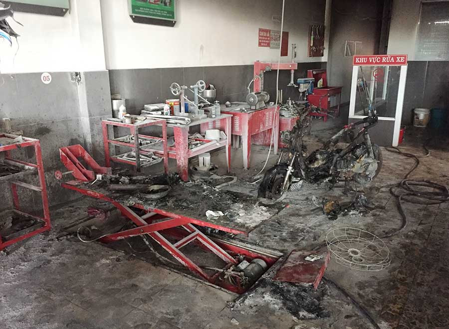 Ngọn lửa đã thiêu rụi 2 chiếc xe máy đang sửa chữa. Ảnh: V.N