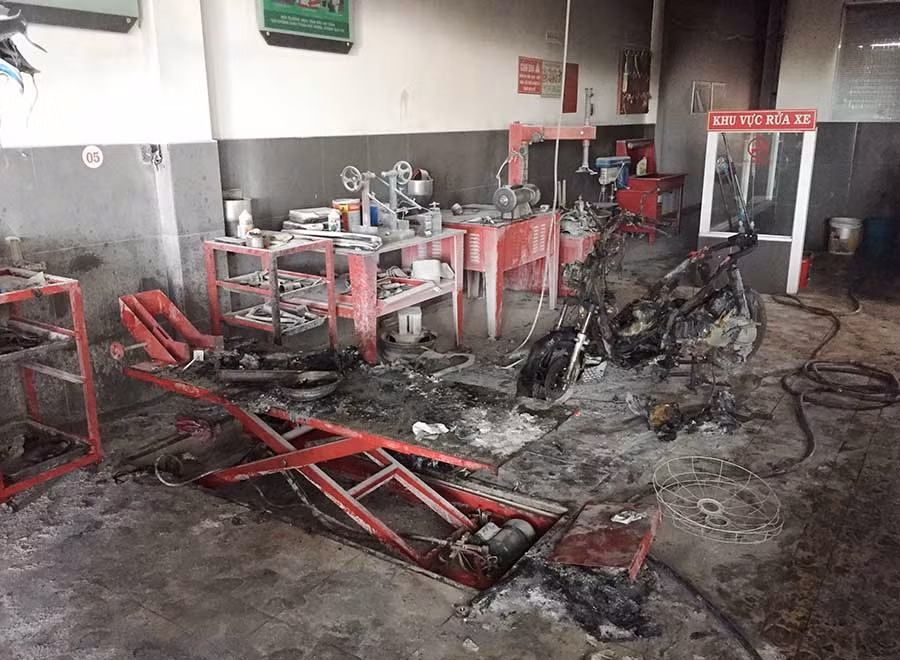 Ngọn lửa đã thiêu rụi 2 chiếc xe máy đang sửa chữa. Ảnh: V.N