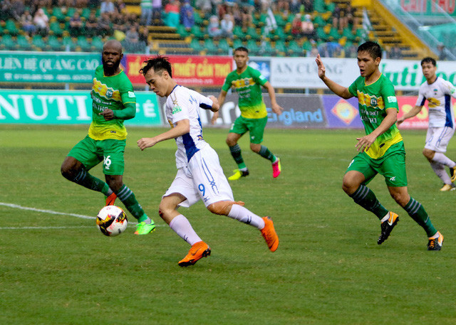 Từ pha đột phá này, Văn Toàn (trắng- Hoàng Anh Gia Lai) tạo cơ hội cho Minh Vương mở tỉ số 1-0 vào lưới XSKT Cần Thơ