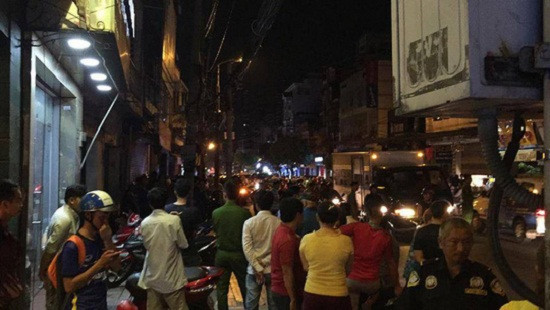 Người dân theo dõi lực lượng chức năng khám nghiệm hiện trường vụ việc. Người dân theo dõi lực lượng chức năng khám nghiệm hiện trường vụ việc.