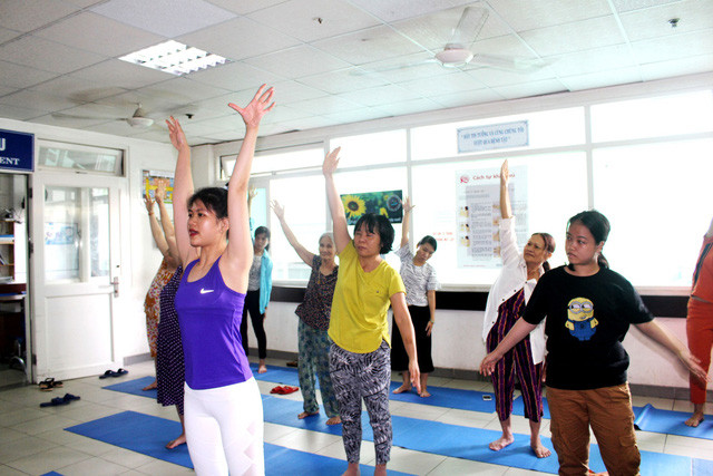  Quỳnh Như hướng dẫn các bài tập yoga cho bệnh nhân ung thư