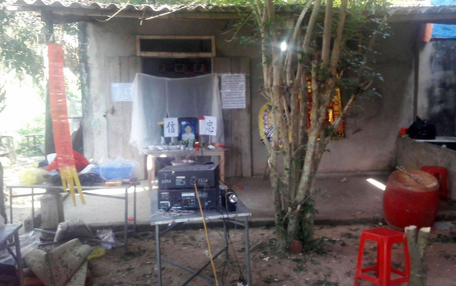 Bàn thờ lập vội làm lễ đám tang