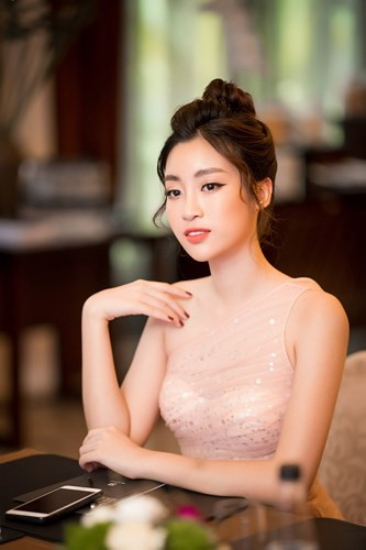  Có thể thấy Đỗ Mỹ Linh đang rất tích cực hoạt động và xây dựng cho mình 1 hình ảnh ngày càng trưởng thành và rất đa tài.