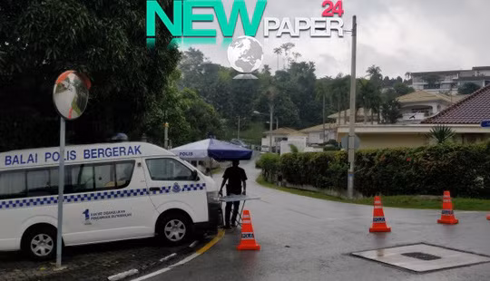  Xe cảnh sát xuất hiện gần nhà ông Najib. Ảnh: Bhavan Jaipragas