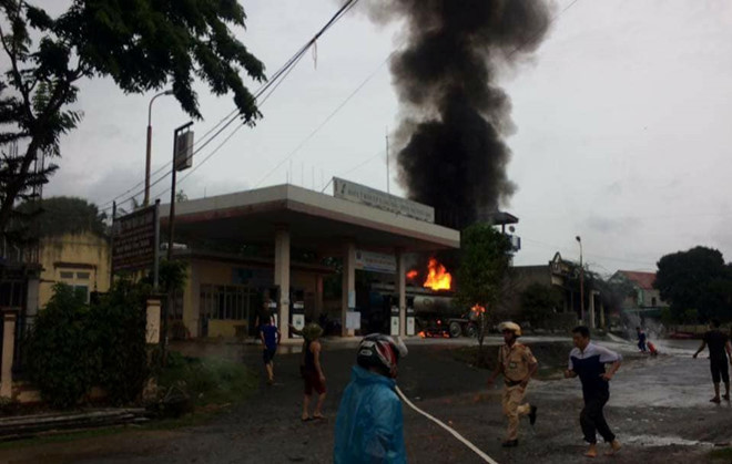 Đám cháy tạo ra cột khói bốc cao hàng chục mét.
