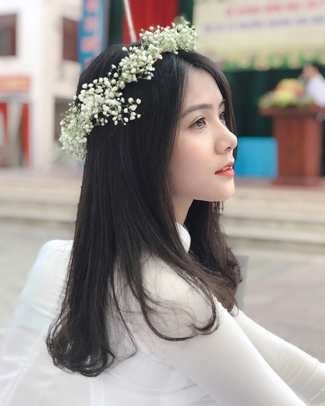 Thu Giang có thân hình mảnh mai, nhỏ nhắn, khuôn mặt xinh xắn cùng nụ cười tỏa nắng. Giang cho biết, bản thân là một người “mê” áo dài bởi Giang thích vẻ đẹp tự nhiên của con gái Việt, duyên dáng, nhẹ nhàng. “Nhìn bạn nữ mặc áo dài bản thân em cũng thấy yêu rồi”, Giang nói.  Thu Giang có thân hình mảnh mai, nhỏ nhắn, khuôn mặt xinh xắn cùng nụ cười tỏa nắng. Giang cho biết, bản thân là một người “mê” áo dài bởi Giang thích vẻ đẹp tự nhiên của con gái Việt, duyên dáng, nhẹ nhàng. “Nhìn bạn nữ mặc áo dài bản thân em cũng thấy yêu rồi”, Giang nói.