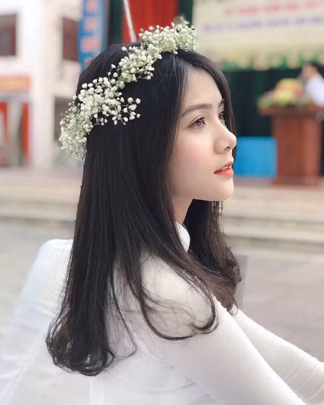  Thu Giang có thân hình mảnh mai, nhỏ nhắn, khuôn mặt xinh xắn cùng nụ cười tỏa nắng. Giang cho biết, bản thân là một người “mê” áo dài bởi Giang thích vẻ đẹp tự nhiên của con gái Việt, duyên dáng, nhẹ nhàng. “Nhìn bạn nữ mặc áo dài bản thân em cũng thấy yêu rồi”, Giang nói.
