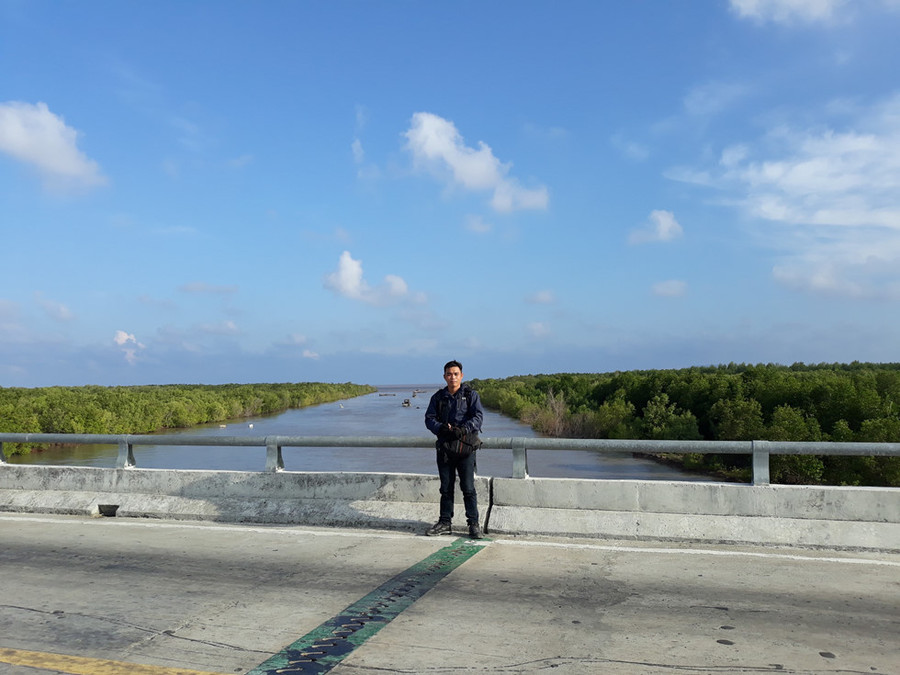 Trên đoạn đường từ Năm Căn về Đất Mũi bạn sẽ bắt gặp rất nhiều cửa biển đẹp ngất ngây như thế này.