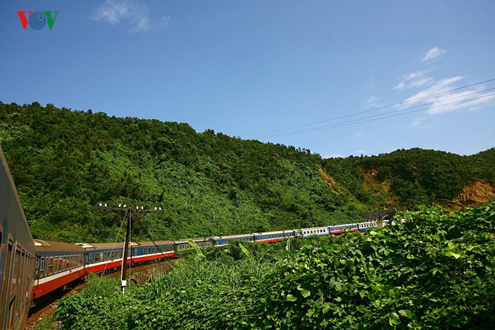  Đèo Hải Vân thuộc dãy Trường Sơn ở miền trung Việt Nam. Đèo Hải Vân là ranh giới giữa tỉnh Thừa Thiên - Huế và TP Đà Nẵng. Ảnh: Tàu lên dốc và đi xuyên hầm qua núi (Địa phận Hải Vân Nam- Đà Nẵng).