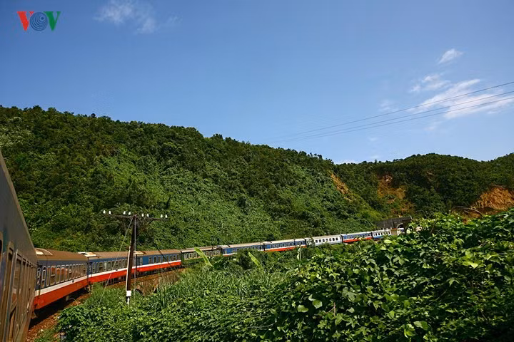  Đèo Hải Vân thuộc dãy Trường Sơn ở miền trung Việt Nam. Đèo Hải Vân là ranh giới giữa tỉnh Thừa Thiên - Huế và TP Đà Nẵng. Ảnh: Tàu lên dốc và đi xuyên hầm qua núi (Địa phận Hải Vân Nam- Đà Nẵng).