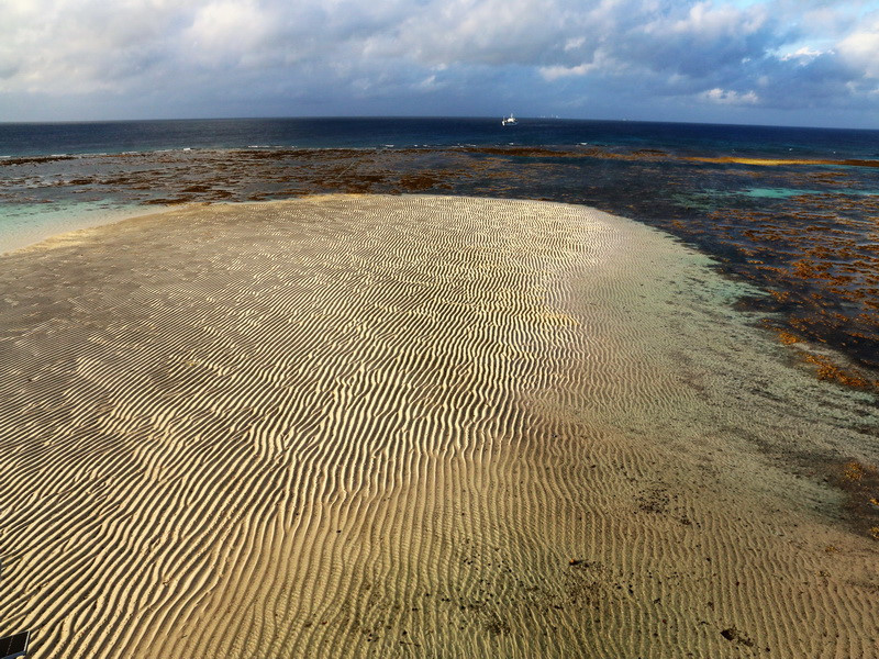  Buổi sáng thủy triều xuống, làm lộ ra bãi cát rộng tuyệt đẹp xung quanh đảo