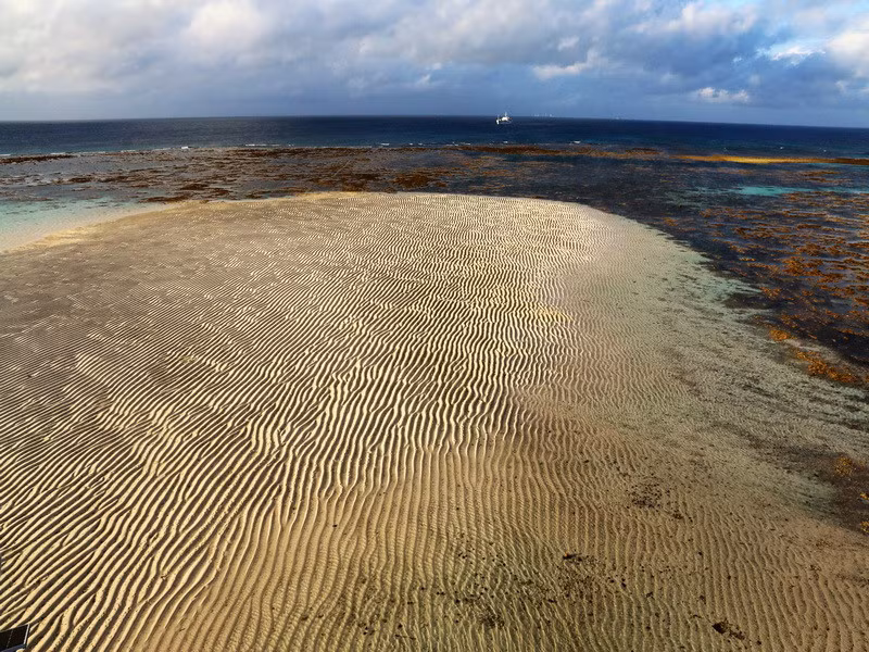  Buổi sáng thủy triều xuống, làm lộ ra bãi cát rộng tuyệt đẹp xung quanh đảo