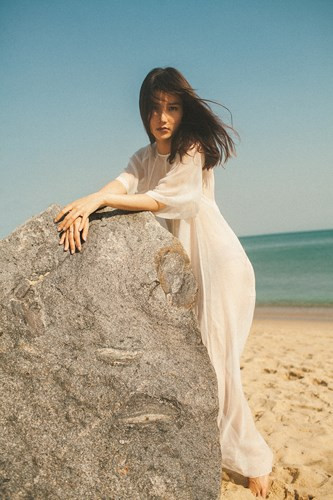 Bộ ảnh không tập trung vào trang phục mà để Diễm My thể hiện tự nhiên qua ngôn ngữ cơ thể. Bộ ảnh không tập trung vào trang phục mà để Diễm My thể hiện tự nhiên qua ngôn ngữ cơ thể.