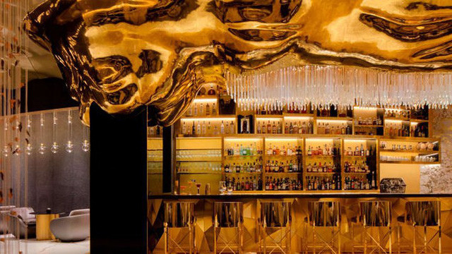 Nằm trong khách sạn 7 sao Burj Al Arab, nhà hàng Gold On 27 rộng 1.790 m2.