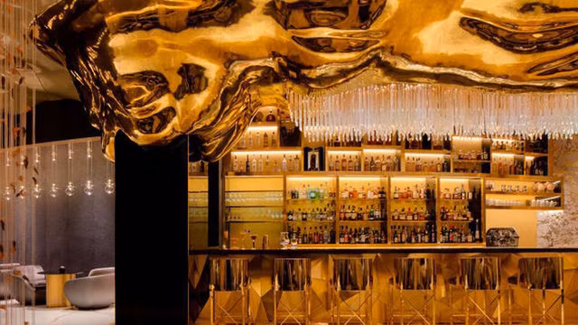 Nằm trong khách sạn 7 sao Burj Al Arab, nhà hàng Gold On 27 rộng 1.790 m2.