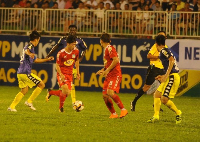 Pha đột phá của Công Phượng (đỏ) về phía khung thành Hà Nội (xanh) 