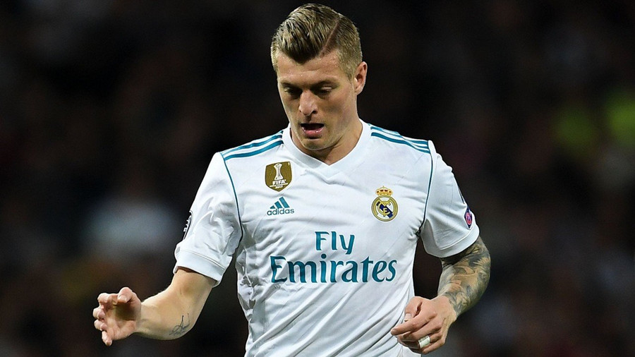  Toni Kroos e dè trước Liverpool.