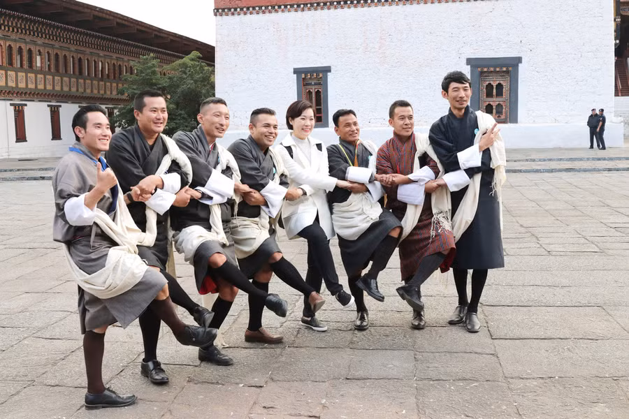  Những hướng dẫn viên Bhutan trong trang phục truyền thống - Gho. Họ tự hào mặc Gho khi đi làm và trong tất cả các dịp trọng đại