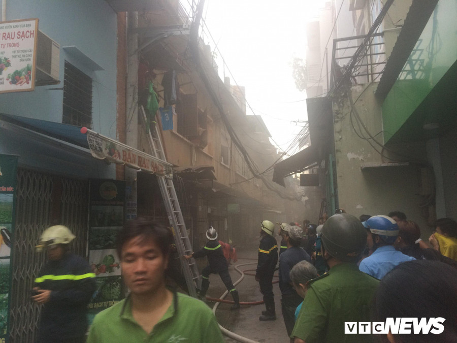 Lực lượng chức năng tiếp cận hiện trường đám cháy. Lực lượng chức năng tiếp cận hiện trường đám cháy.