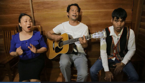 Y Tói bị khiếm thị nhưng lại rất nghị lực và hiếu thảo.