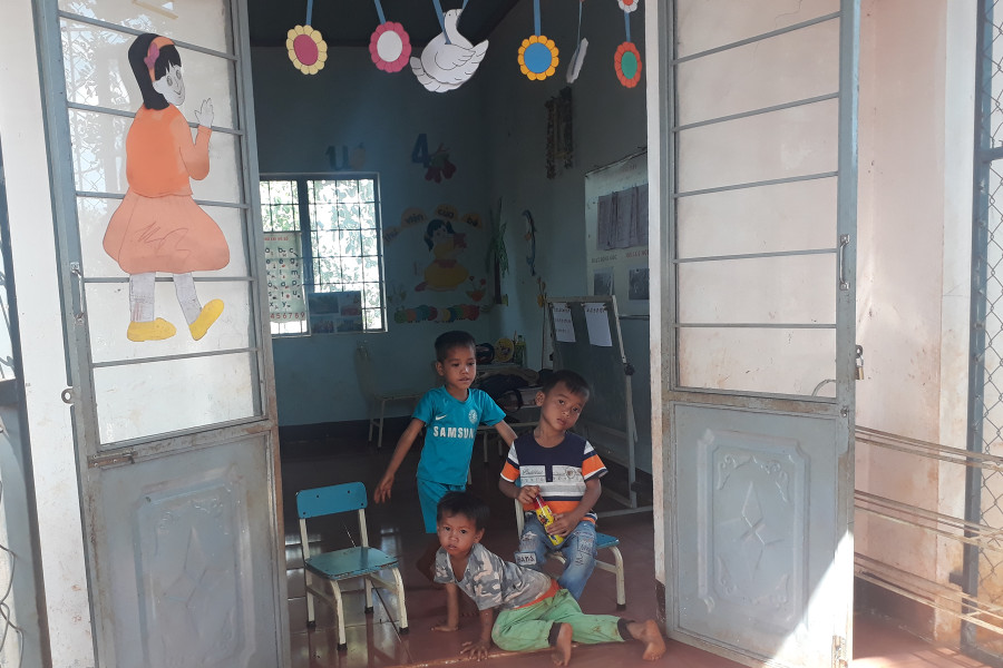 Nhiều học sinh của Trường mẫu giáo Hoa Phượng phải nghỉ học vì không có tiền đóng. Ảnh: N.T