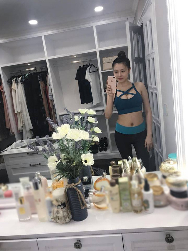 Trên trang cá nhân, Nữ hoàng sắc đẹp toàn cầu Ngọc Duyên bất ngờ chia sẻ hình ảnh selfie trước gương đầy gợi cảm trong bộ đồ tập kèm với chú thích: “Sau một tháng chỉ ăn với nằm thì giờ muốn được vận động thôi”. Người đẹp nhận được không ít lời khen ngợi và bất ngờ vì lại dáng nhanh chóng chỉ sau một tháng sau sinh con. Trên trang cá nhân, Nữ hoàng sắc đẹp toàn cầu Ngọc Duyên bất ngờ chia sẻ hình ảnh selfie trước gương đầy gợi cảm trong bộ đồ tập kèm với chú thích: “Sau một tháng chỉ ăn với nằm thì giờ muốn được vận động thôi”. Người đẹp nhận được không ít lời khen ngợi và bất ngờ vì lại dáng nhanh chóng chỉ sau một tháng sau sinh con.