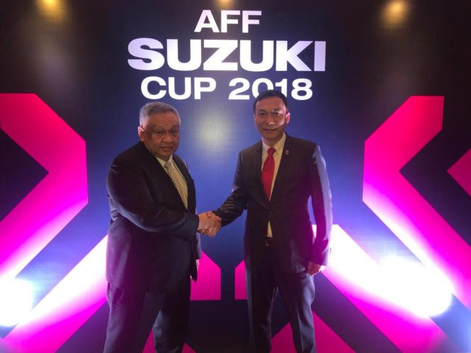 Phó chủ tịch VFF Trần Quốc Tuấn và PCT LĐBĐ Thái Lan Chanak tại lễ bốc thăm. Phó chủ tịch VFF Trần Quốc Tuấn và PCT LĐBĐ Thái Lan Chanak tại lễ bốc thăm.